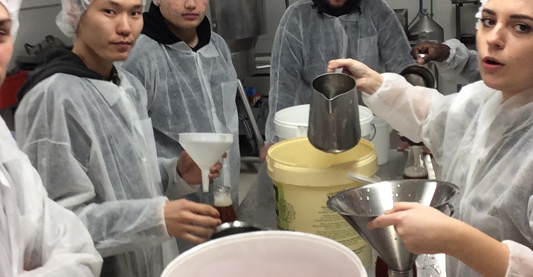Les stagiaires de l’école de la 2e chance découvrent l’agroalimentaire